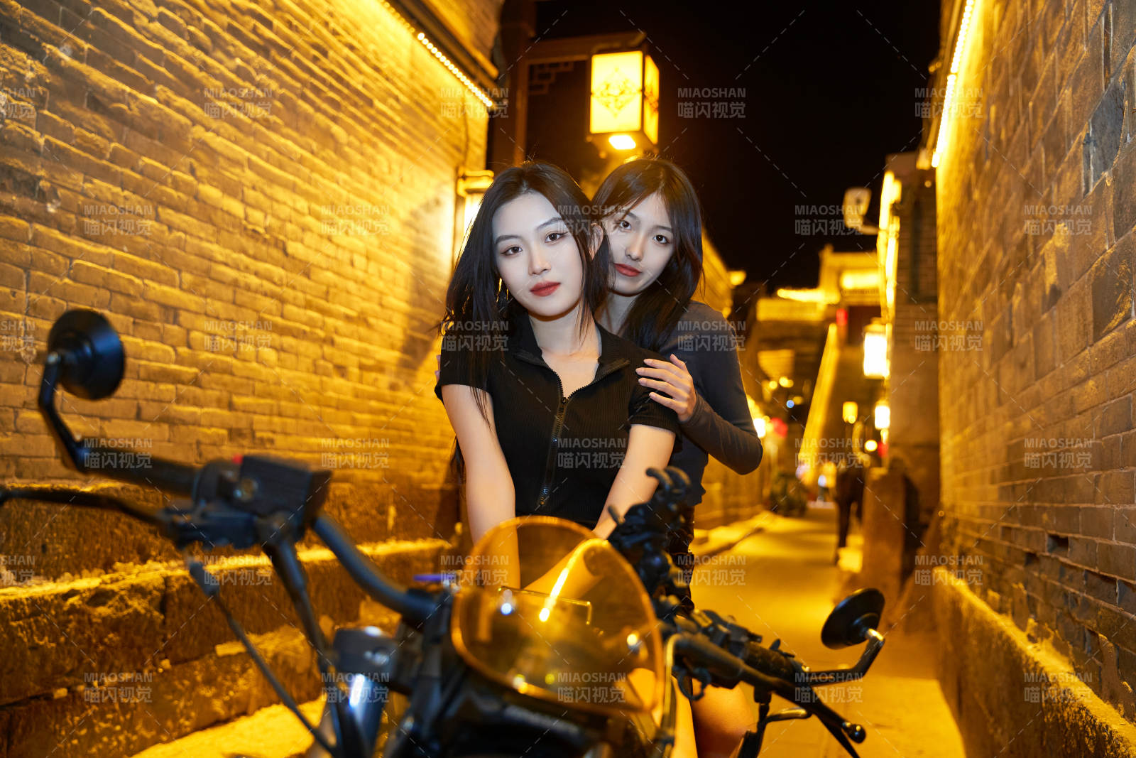 夜晚古城景区骑摩托的少女图片