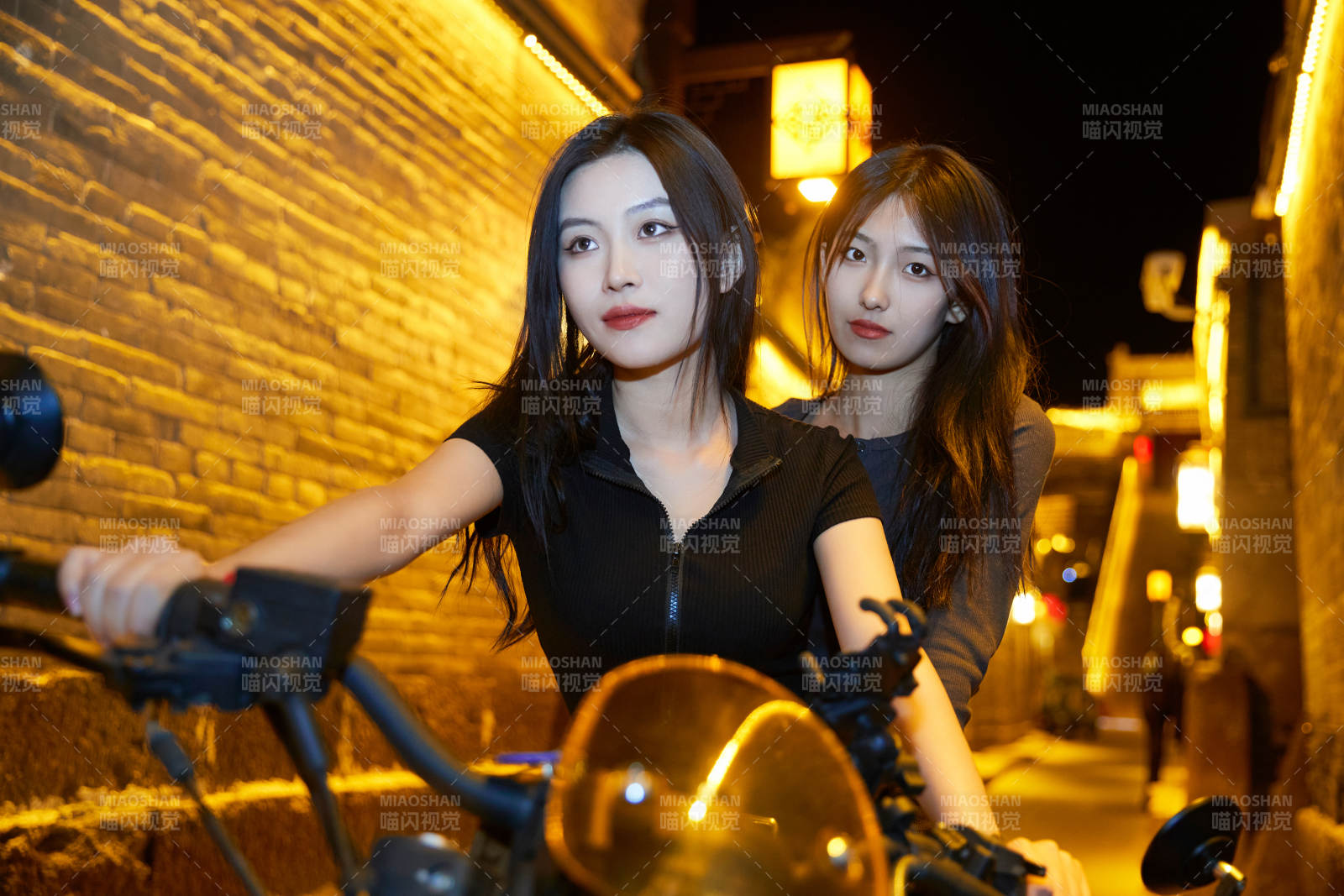 夜晚古城景区骑摩托的少女图片