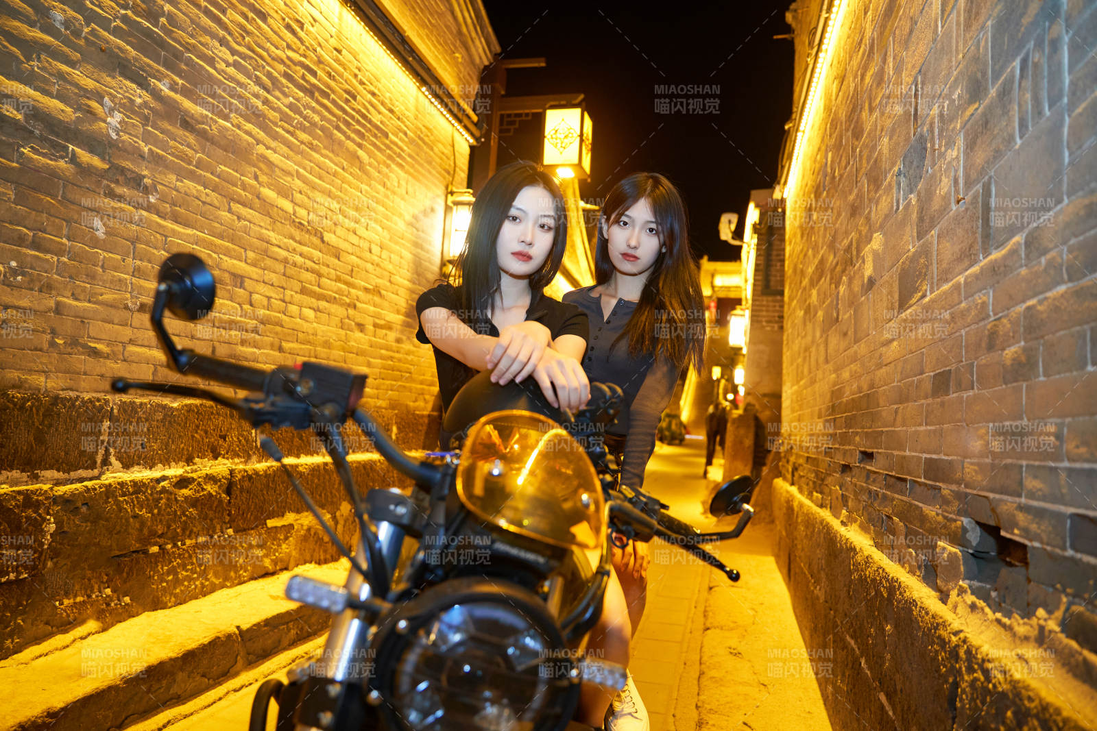 夜晚古城景区骑摩托的少女图片