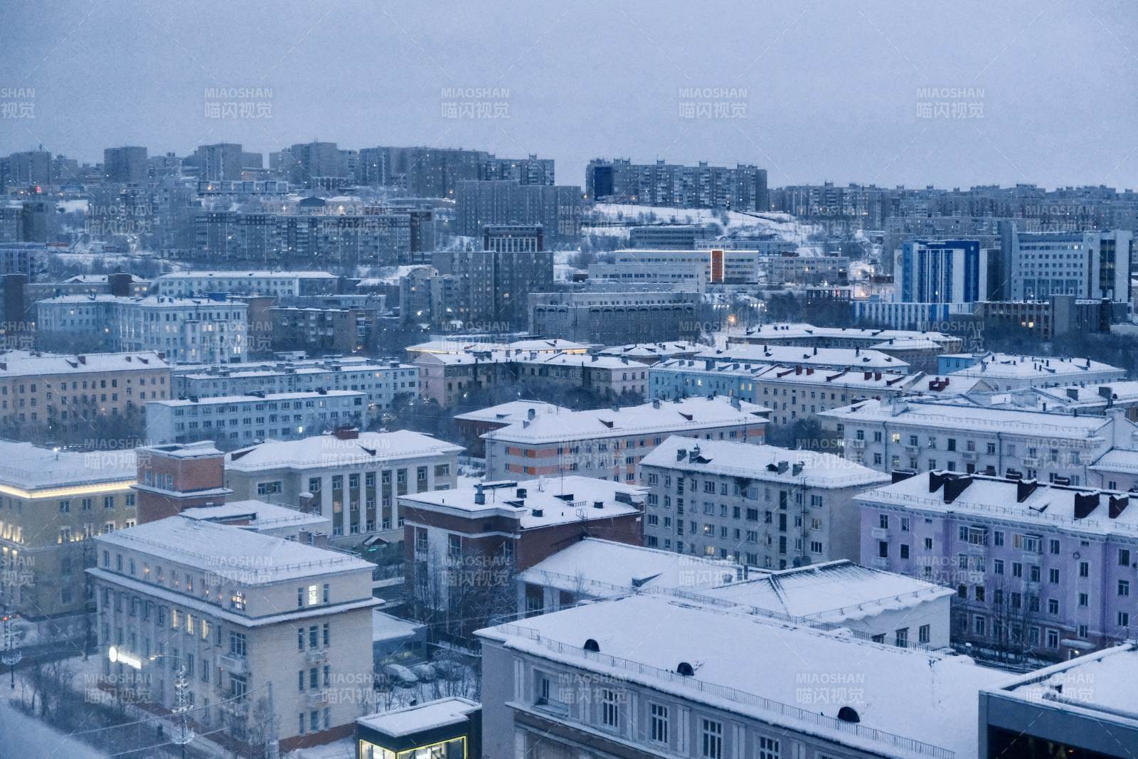 被雪覆城市夜景图片