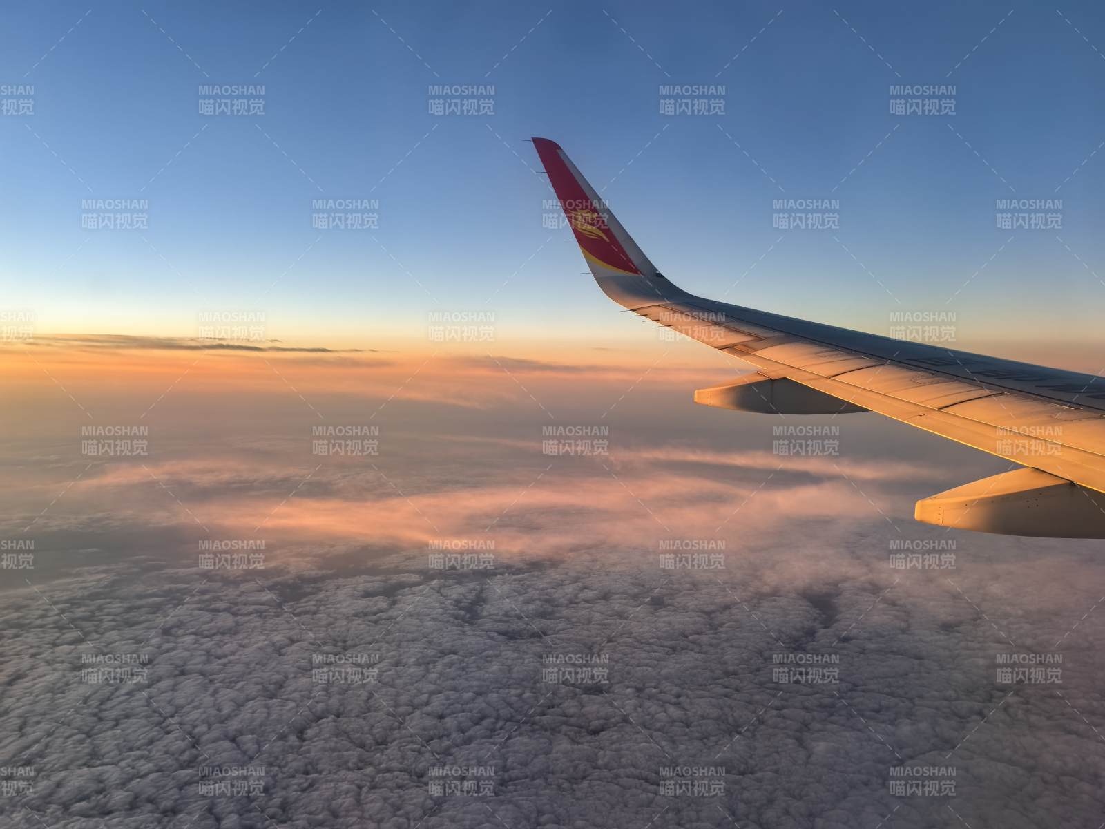 云海之上翱翔图片