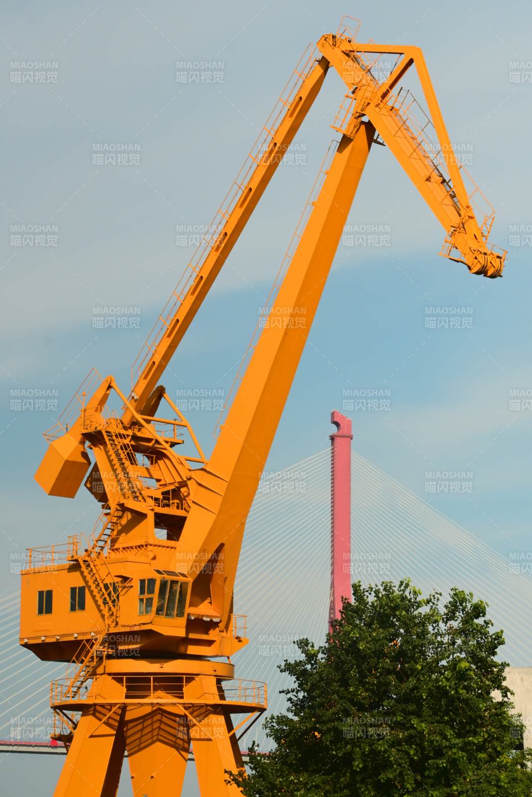 橙色港口起重机图片