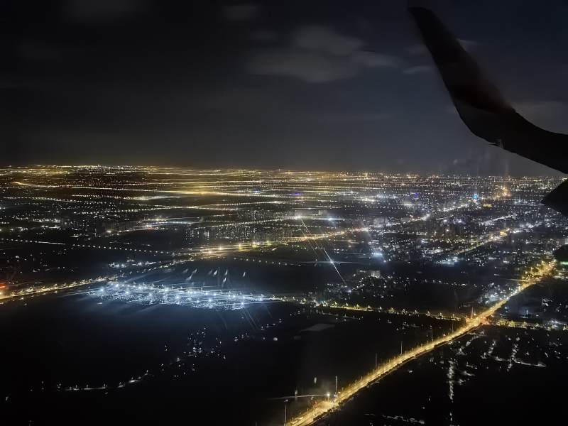 夜航俯瞰上海城市灯火图片