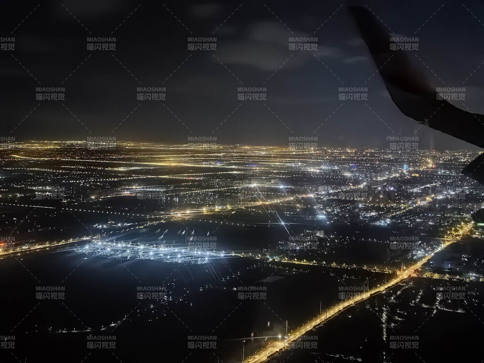 夜航俯瞰上海城市灯火图片