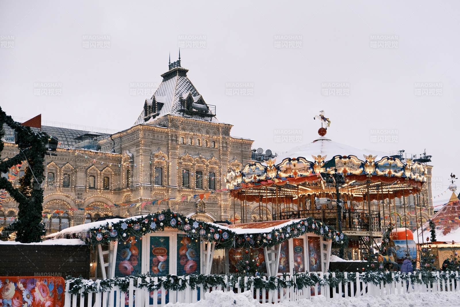 冬季雪中圣诞集市图片