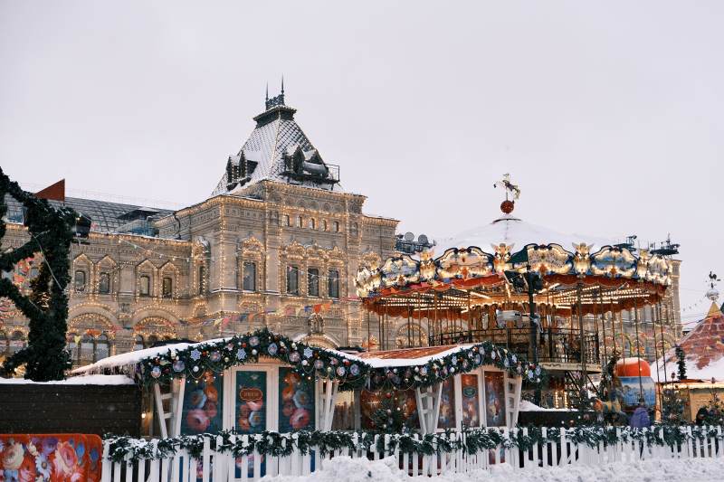 冬季雪中圣诞集市图片