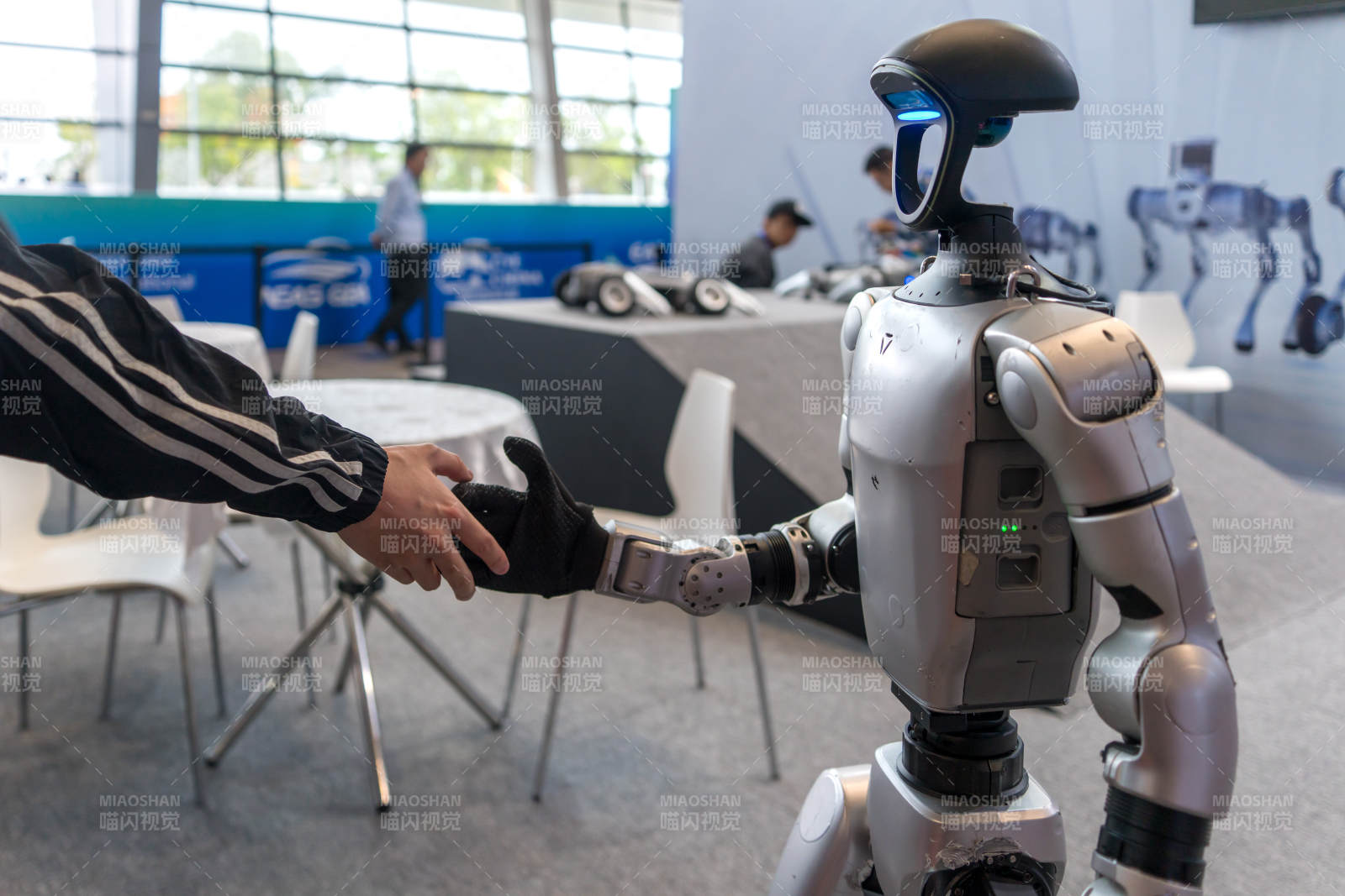 机器人握手互动图片