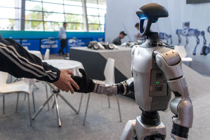 机器人握手互动图片