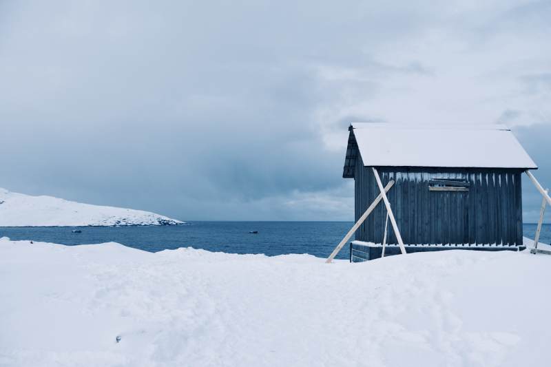 北极圈雪地小屋静谧冬景图片