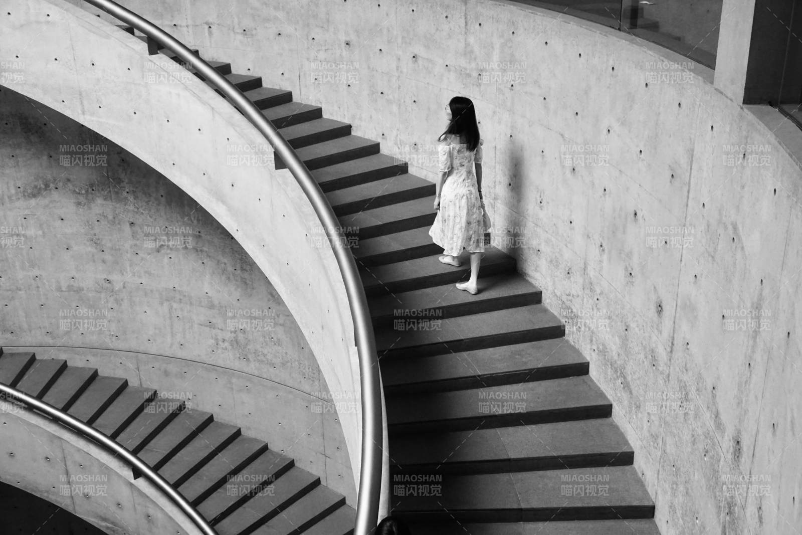 螺旋阶梯上的女子图片