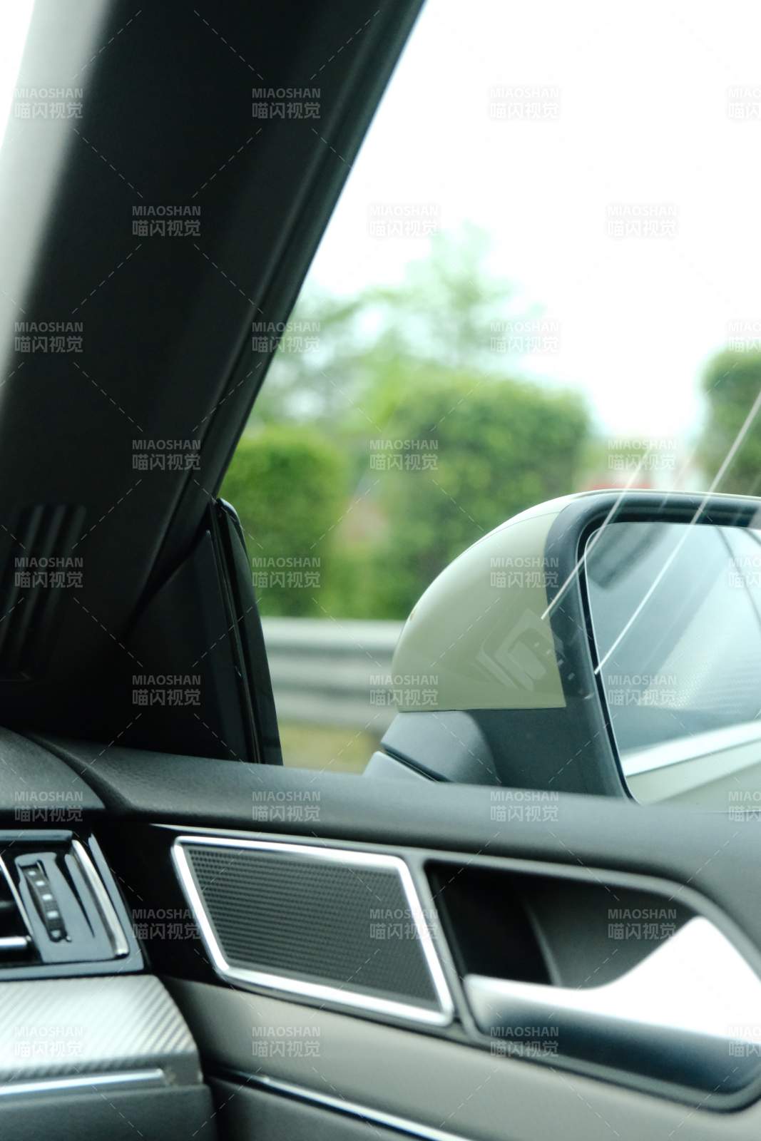 车内视角 窗外绿意图片