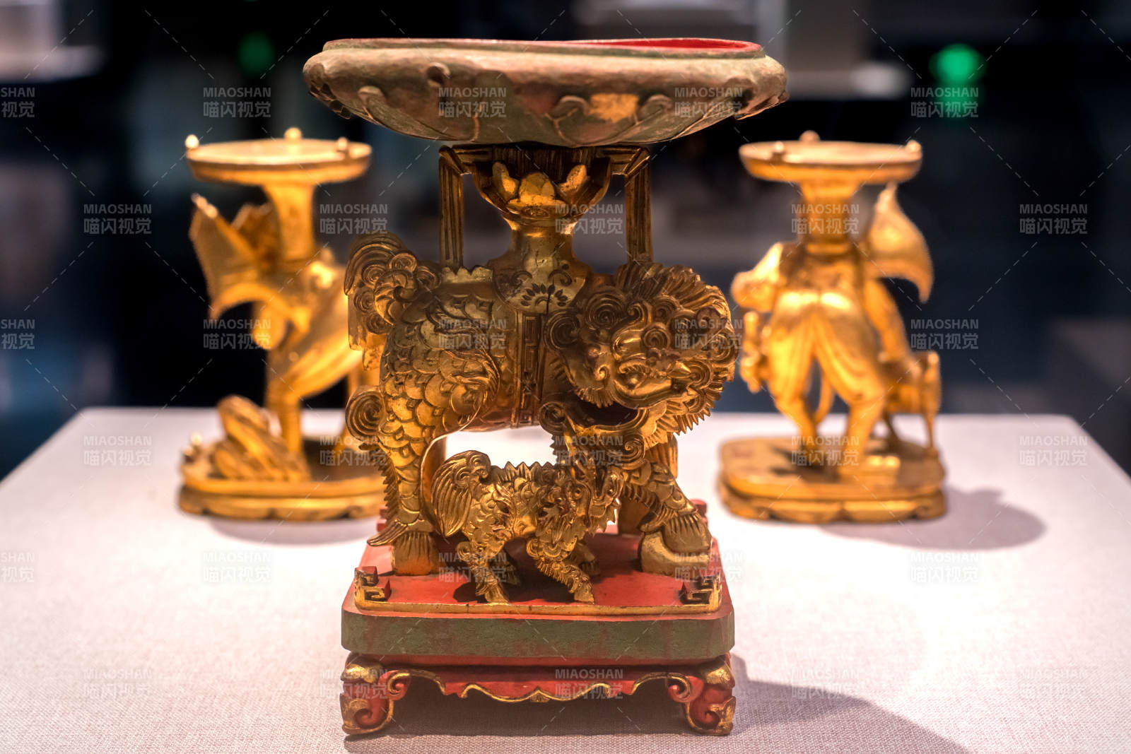 广东省博物馆藏清代圆雕子母狮供碟图片