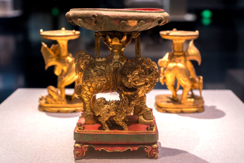 广东省博物馆藏清代圆雕子母狮供碟图片