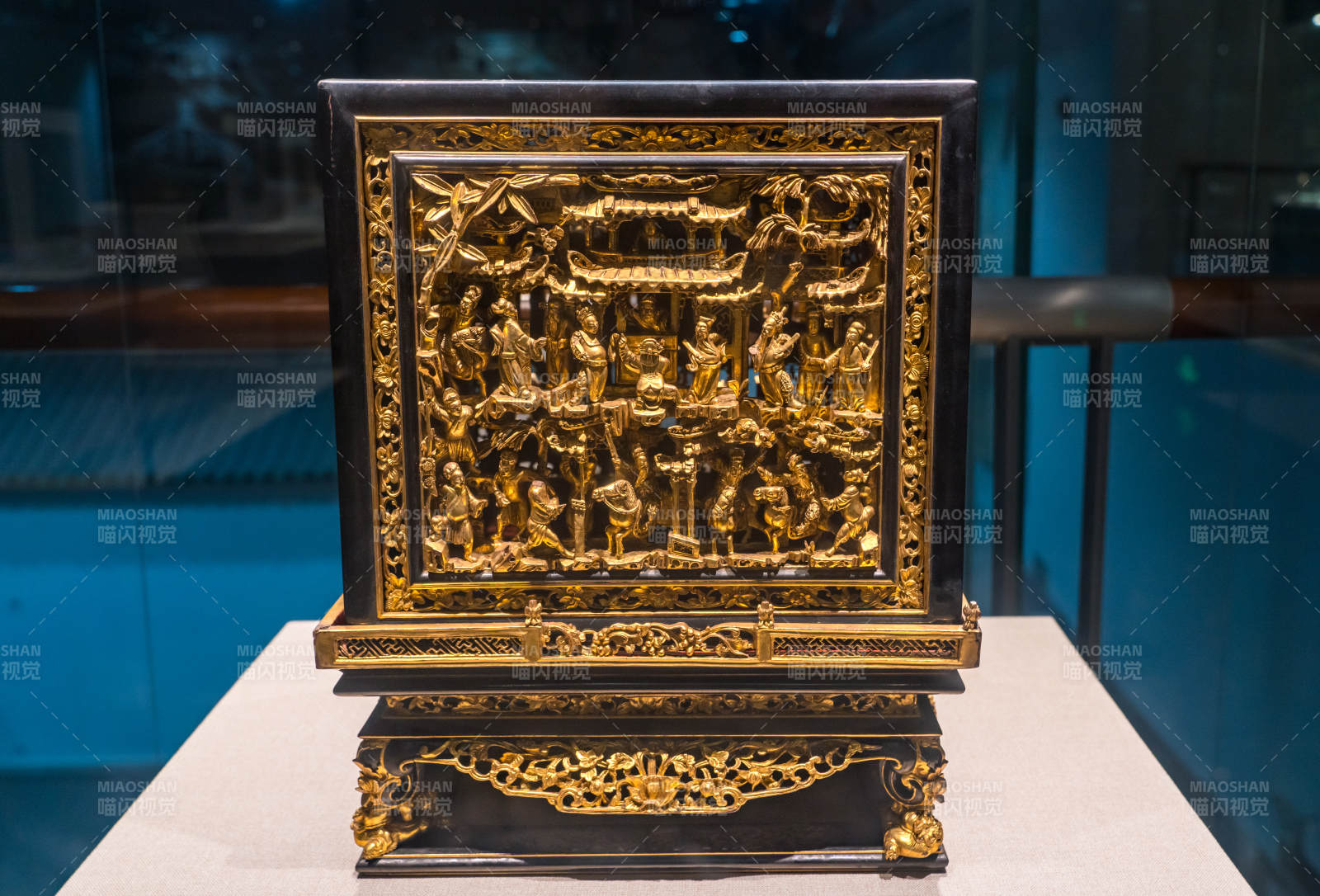 广东省博物馆藏清代金漆木雕宣炉罩图片