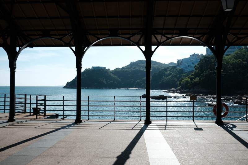 香港海边长廊静谧风光图片