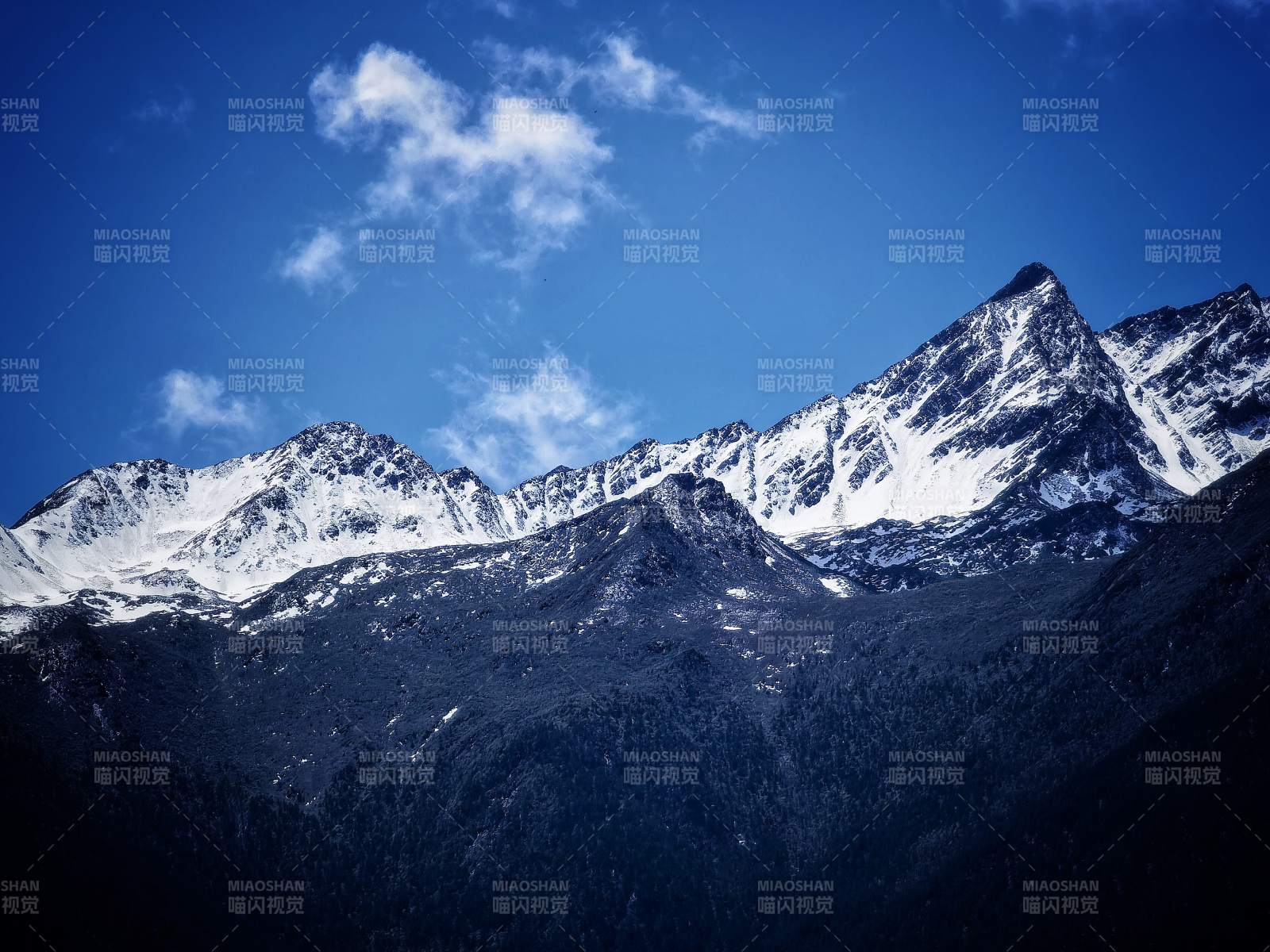 雪山巍峨 蓝天映衬图片