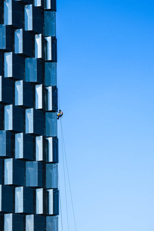 高楼攀爬者图片