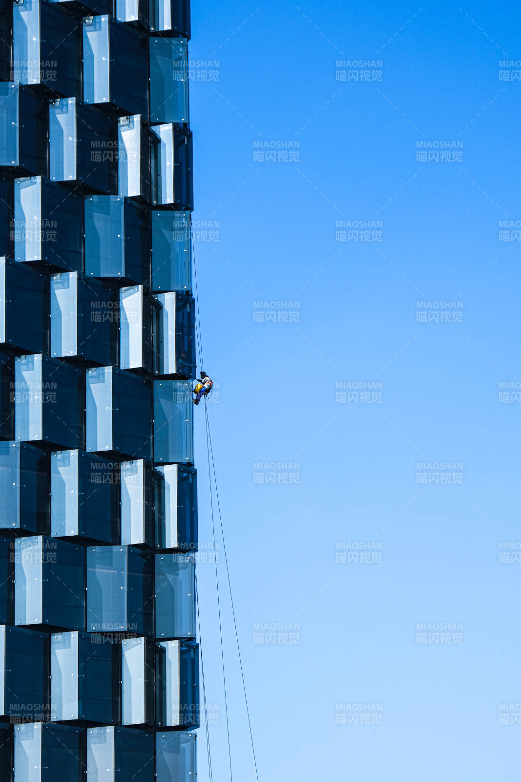 高楼攀爬者图片