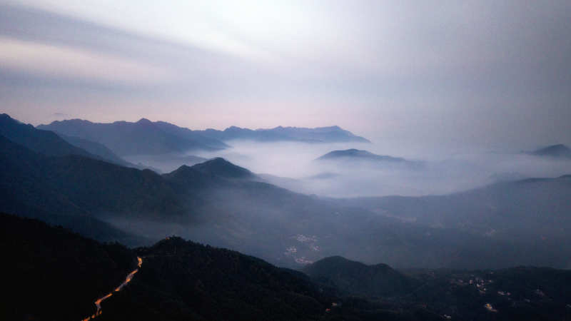 云海山峦晨曦图片