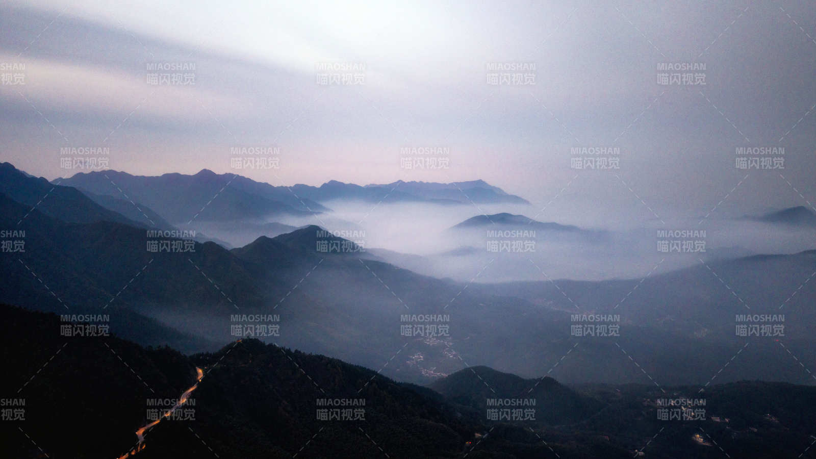 云海山峦晨曦图片