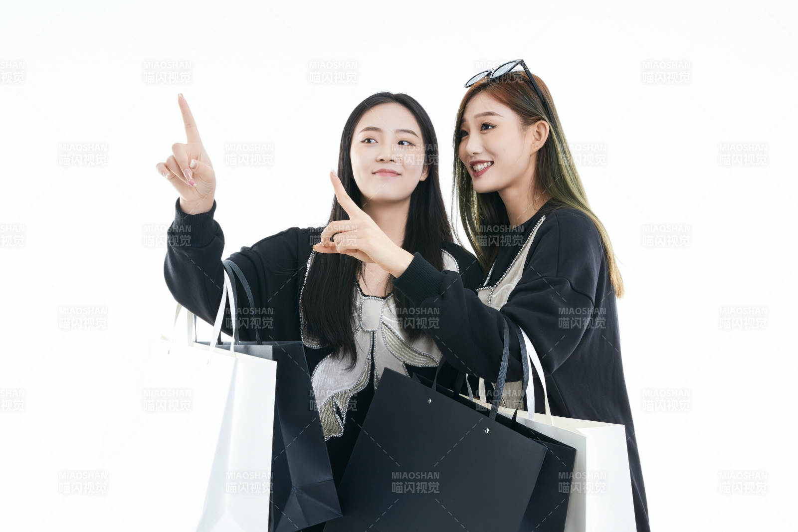 白色背景下手提购物袋时尚美丽的闺蜜图片