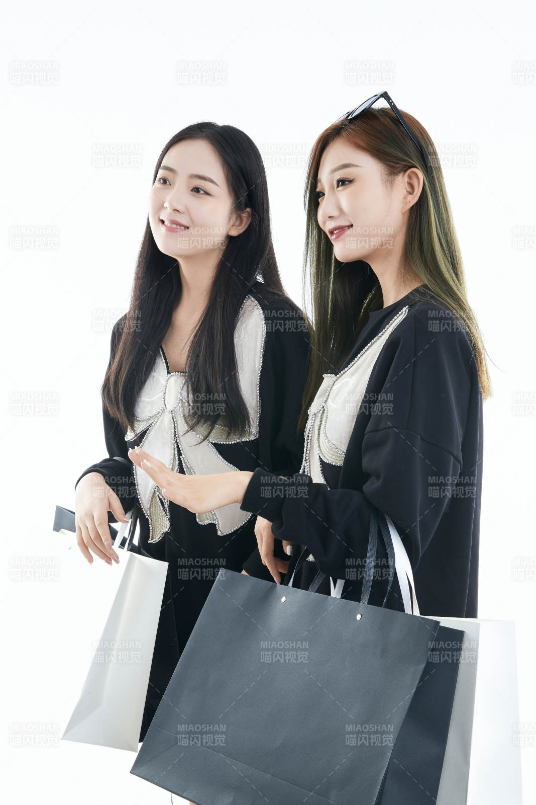 白色背景下手提购物袋时尚美丽的闺蜜图片