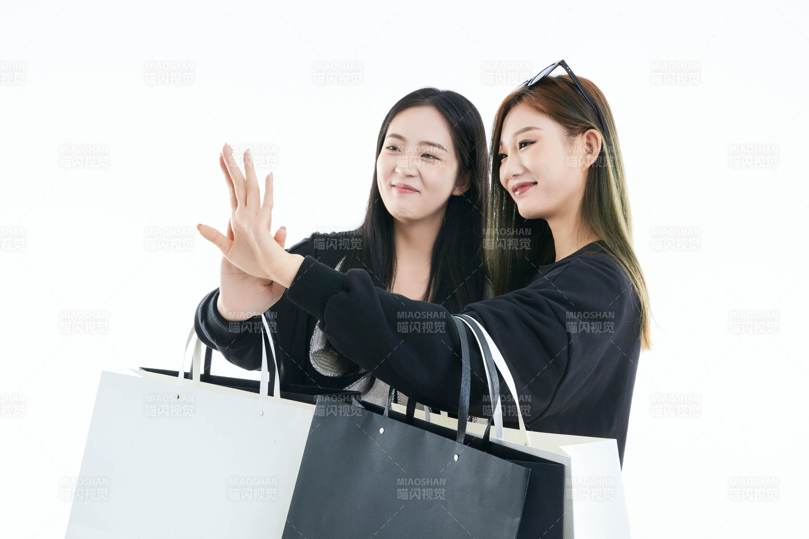 白色背景下手提购物袋时尚美丽的闺蜜图片
