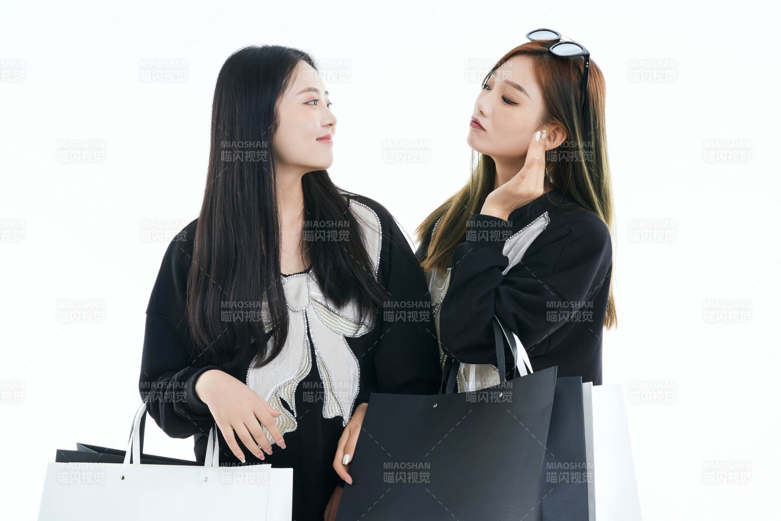 白色背景下手提购物袋时尚美丽的闺蜜图片