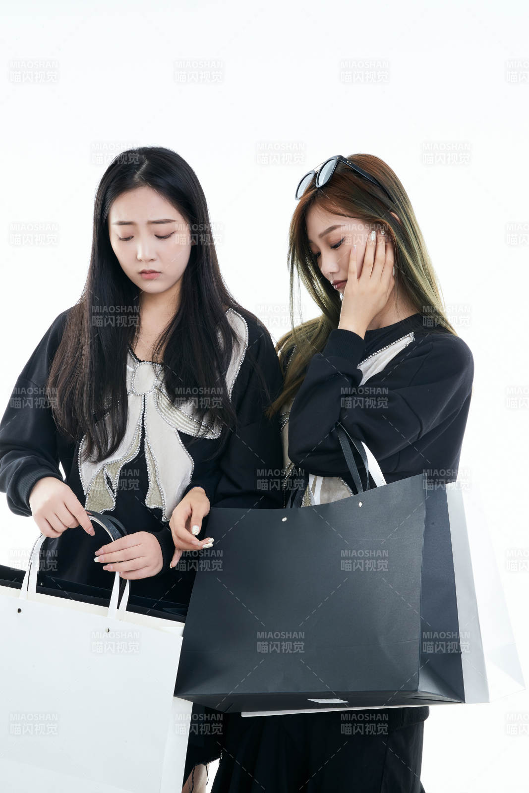 白色背景下手提购物袋时尚美丽的闺蜜图片