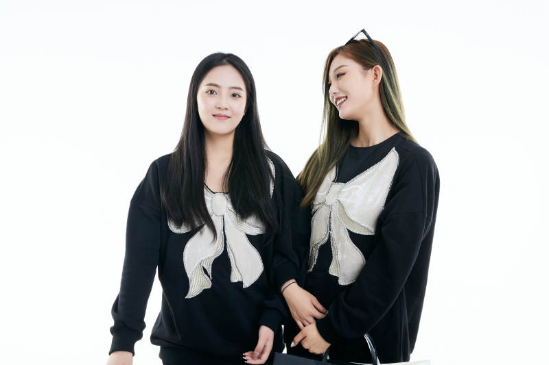 白色背景下手提购物袋时尚美丽的闺蜜图片