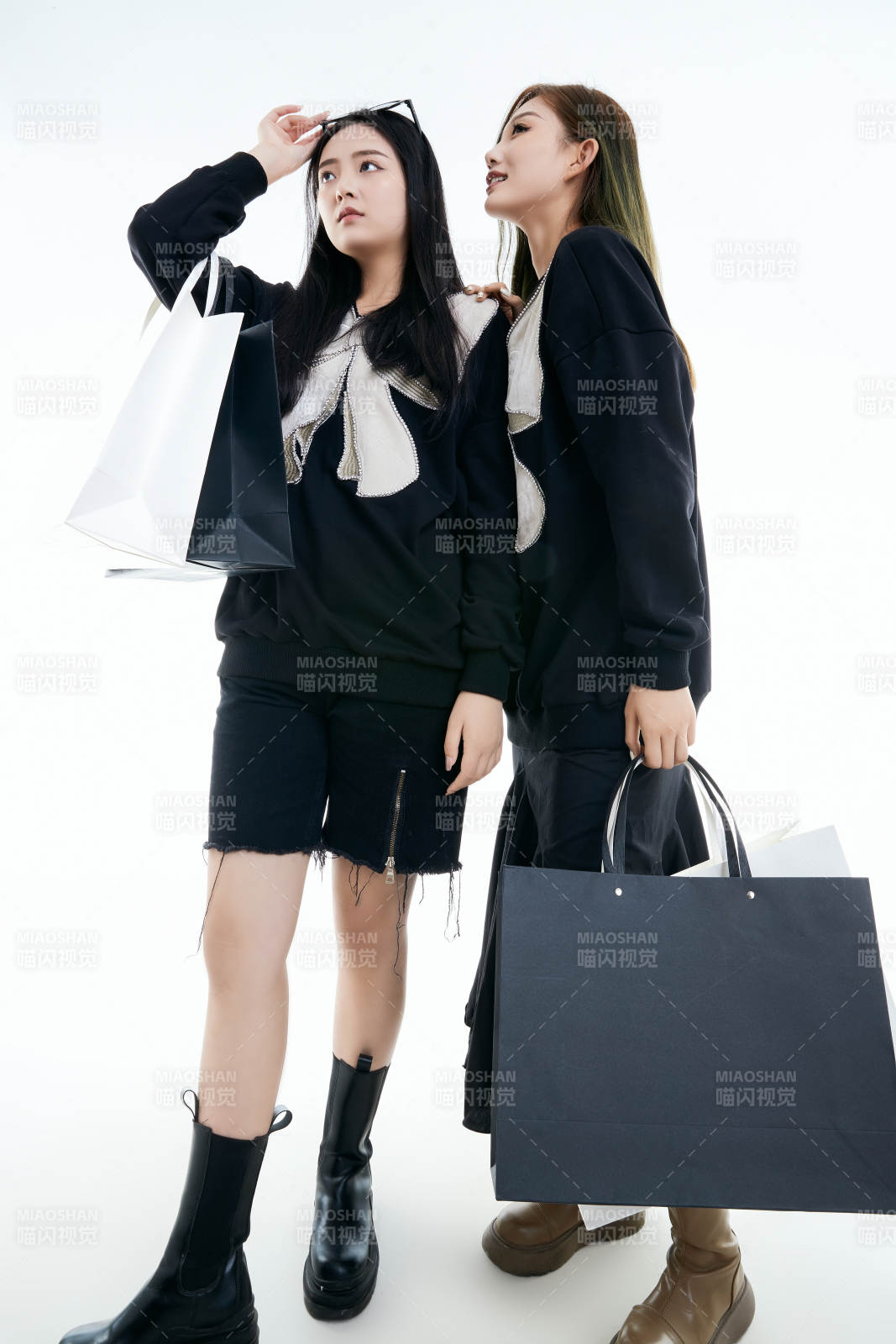 白色背景下手提购物袋时尚美丽的闺蜜图片