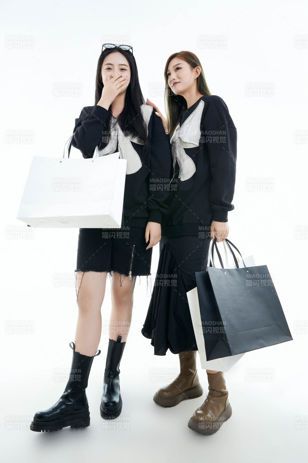 白色背景下手提购物袋时尚美丽的闺蜜图片