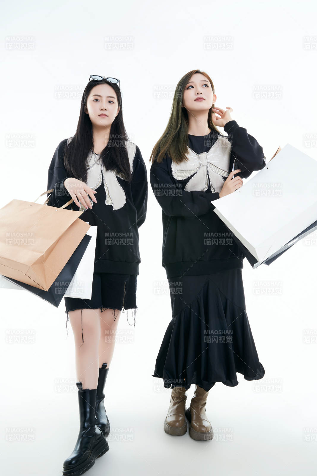 白色背景下手提购物袋时尚美丽的闺蜜图片