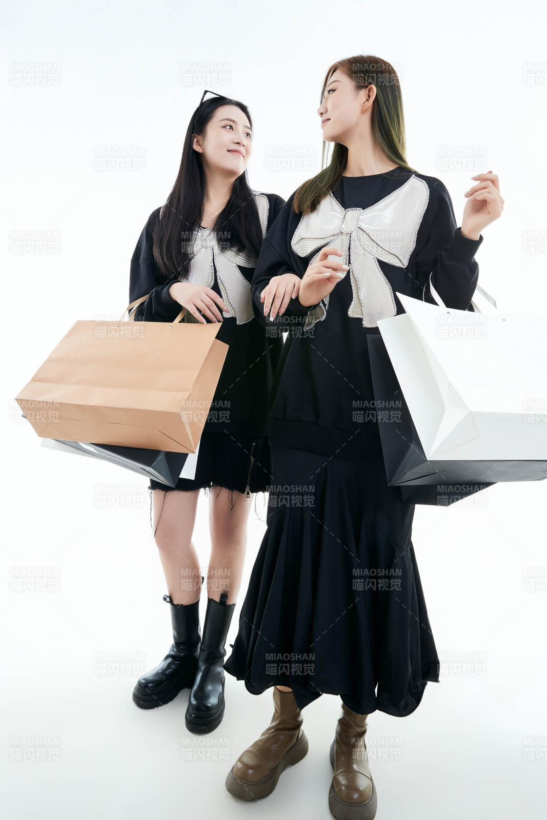 白色背景下手提购物袋时尚美丽的闺蜜图片