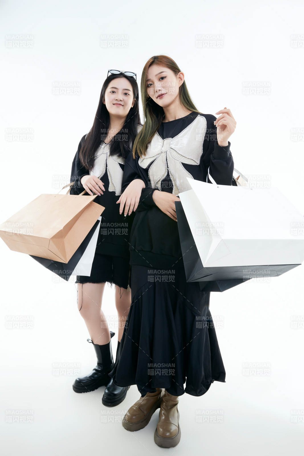 白色背景下手提购物袋时尚美丽的闺蜜图片