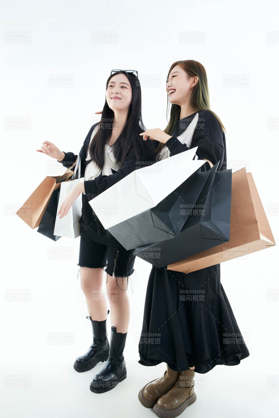 白色背景下手提购物袋时尚美丽的闺蜜图片