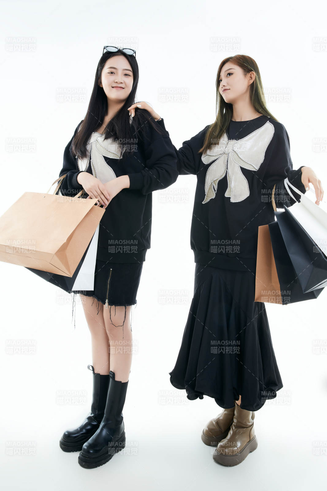 白色背景下手提购物袋时尚美丽的闺蜜图片