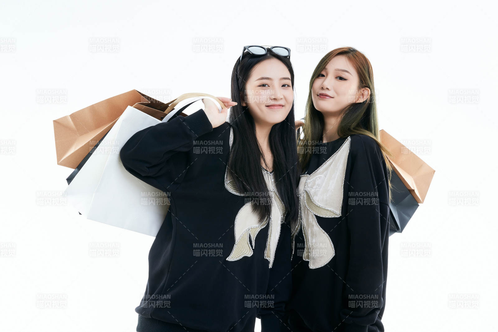 白色背景下手提购物袋时尚美丽的闺蜜图片