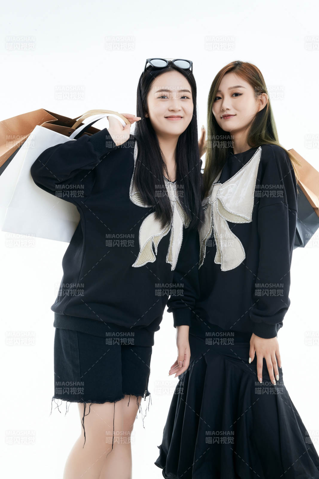 白色背景下手提购物袋时尚美丽的闺蜜图片