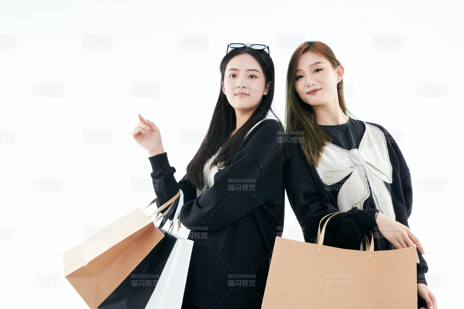 白色背景下手提购物袋时尚美丽的闺蜜图片