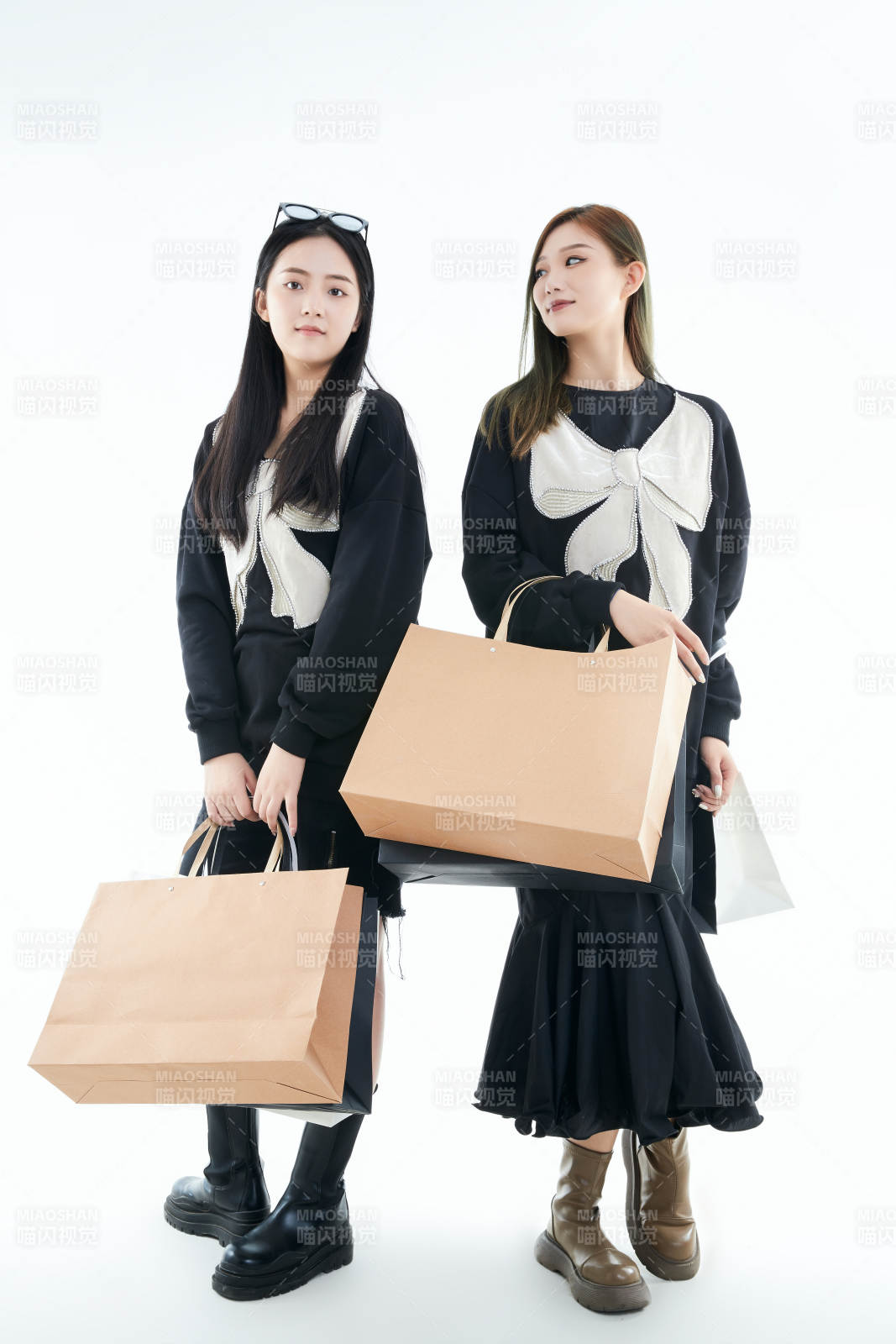 白色背景下手提购物袋时尚美丽的闺蜜图片