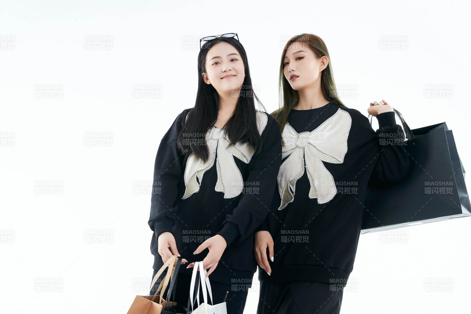 白色背景下手提购物袋时尚美丽的闺蜜图片