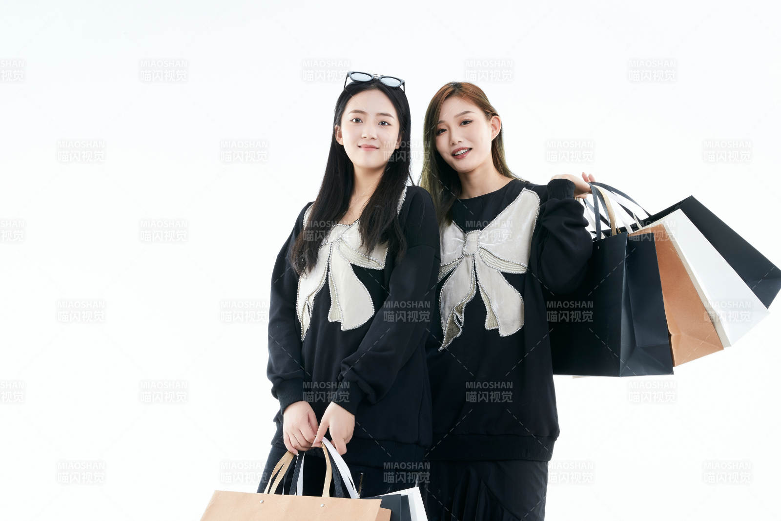 白色背景下手提购物袋时尚美丽的闺蜜图片