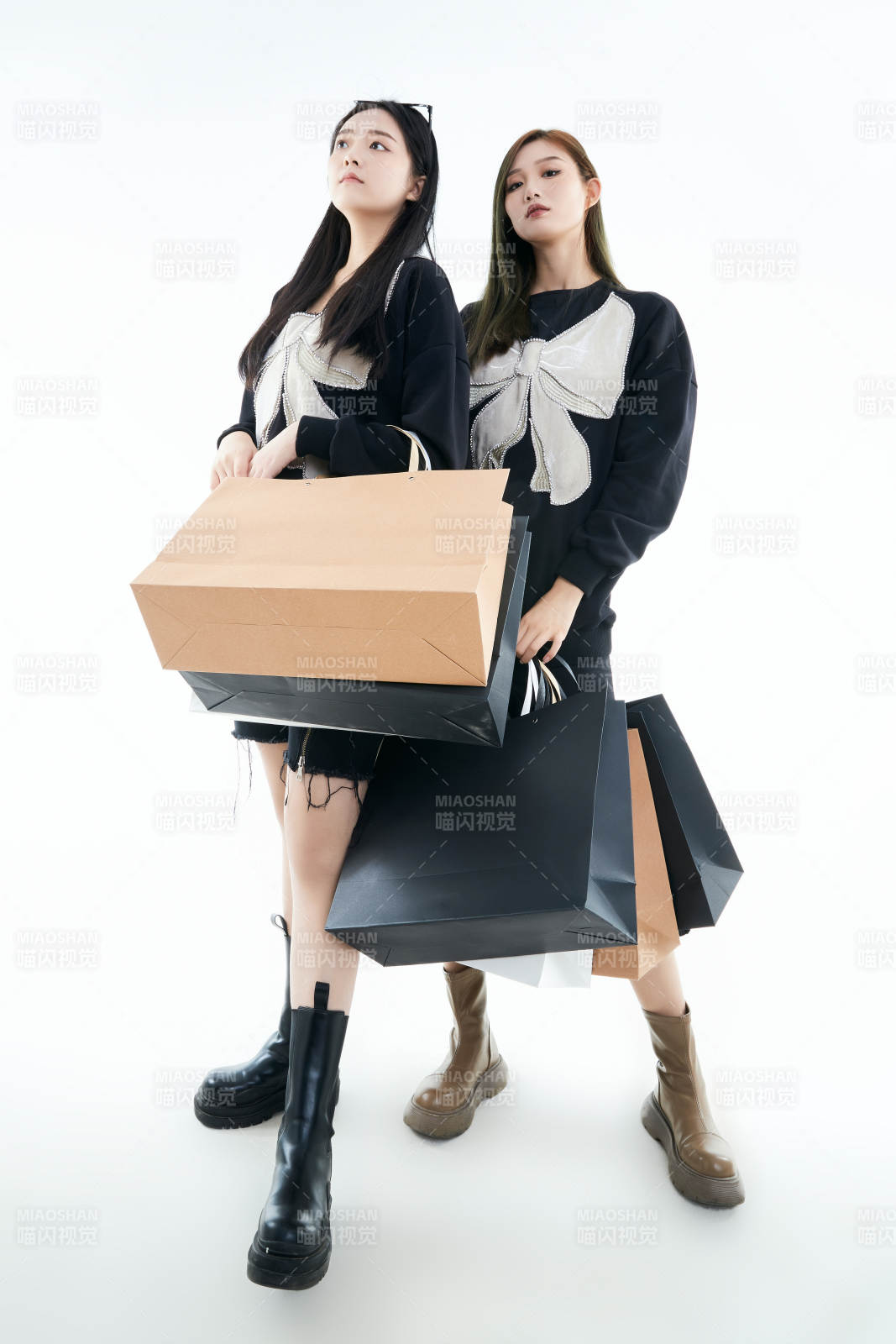 白色背景下手提购物袋时尚美丽的闺蜜图片