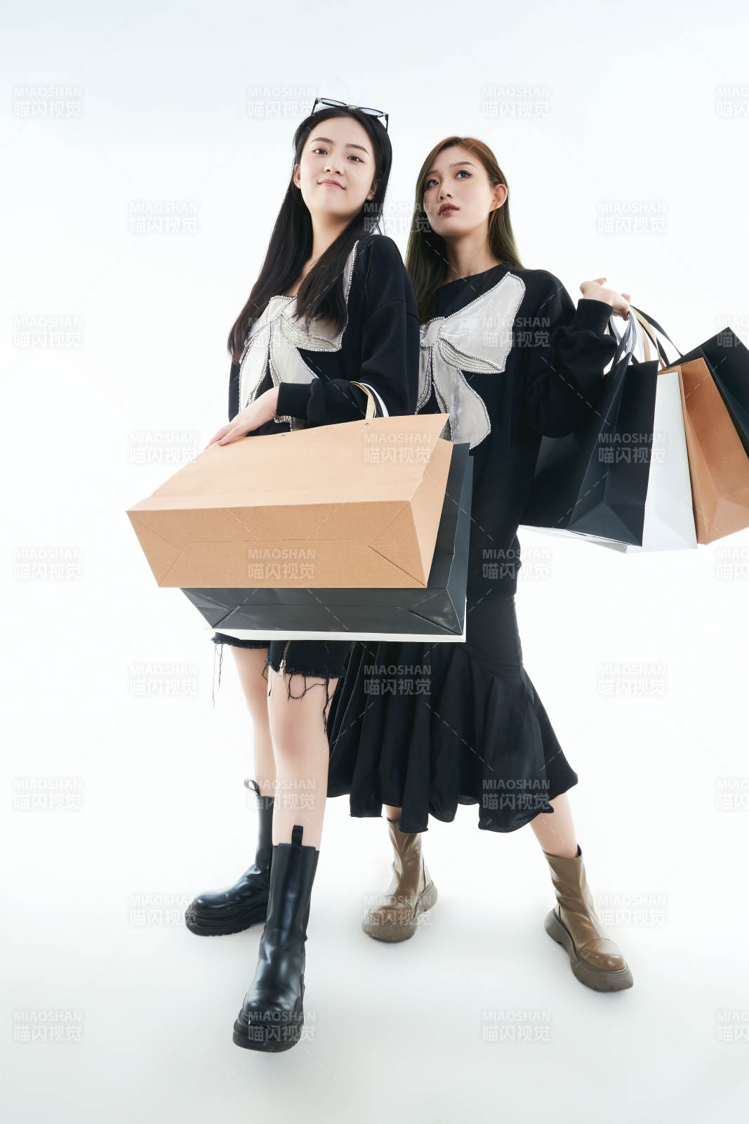 白色背景下手提购物袋时尚美丽的闺蜜图片