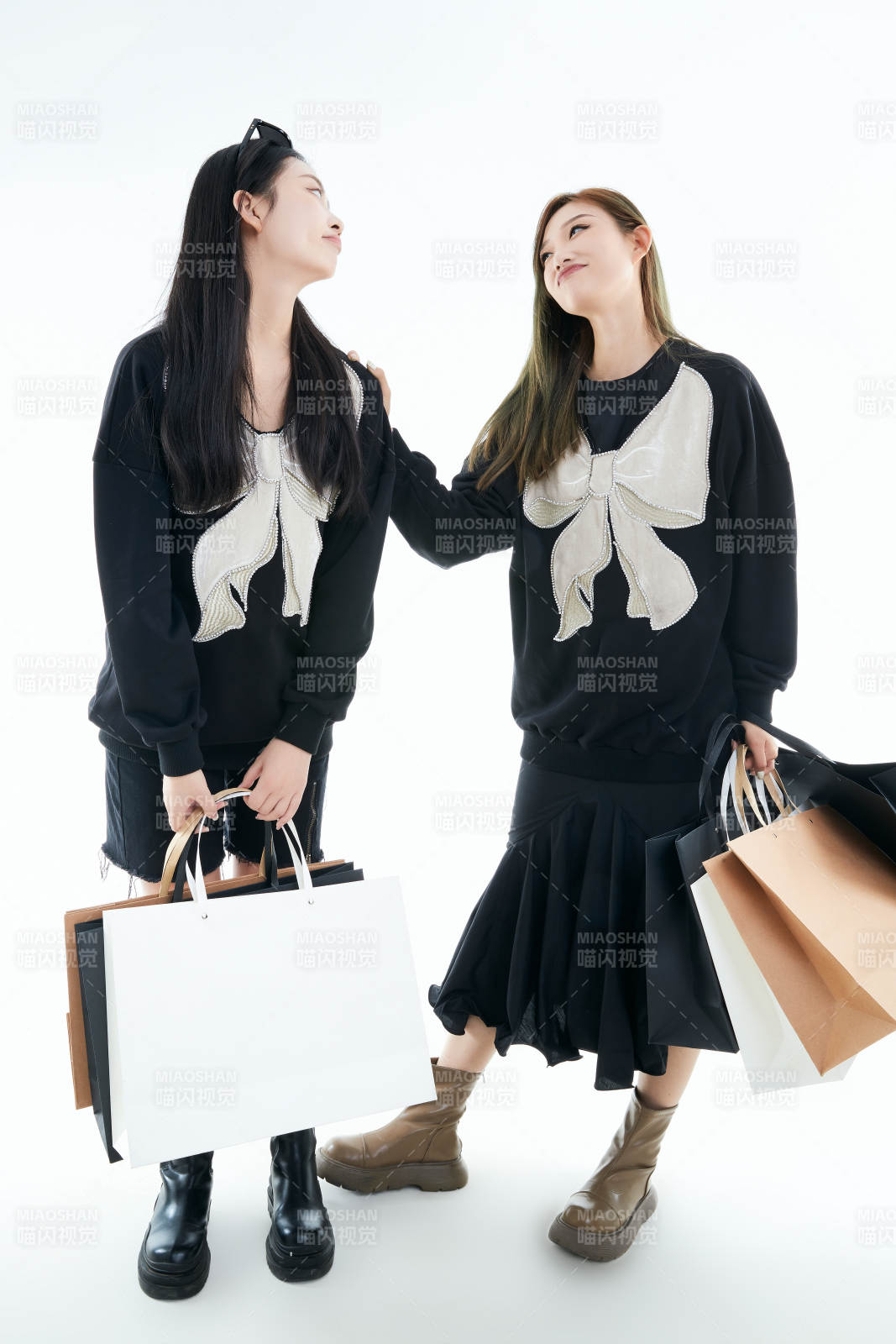 白色背景下手提购物袋时尚美丽的闺蜜图片