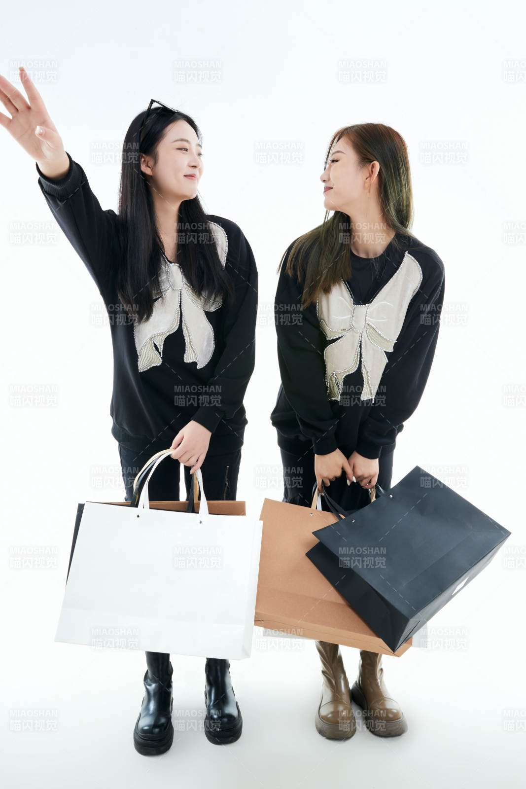 白色背景下手提购物袋时尚美丽的闺蜜图片