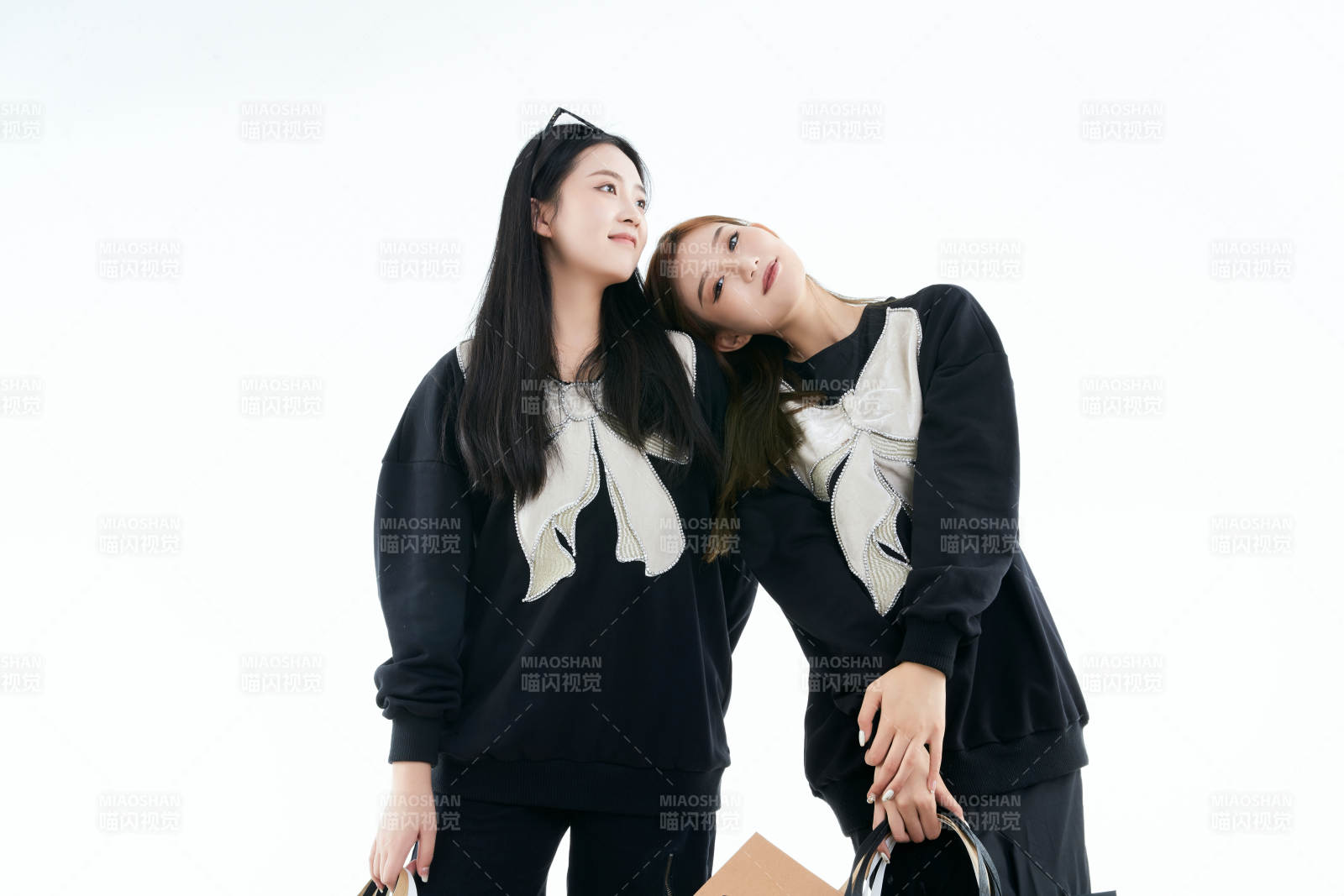 白色背景下手提购物袋时尚美丽的闺蜜图片