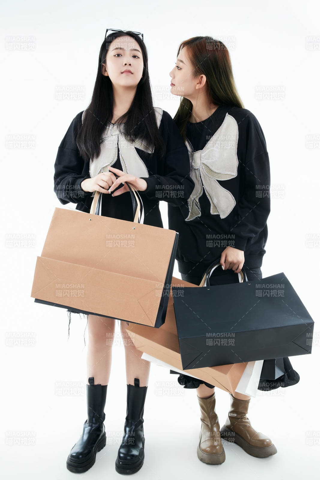 白色背景下手提购物袋时尚美丽的闺蜜图片