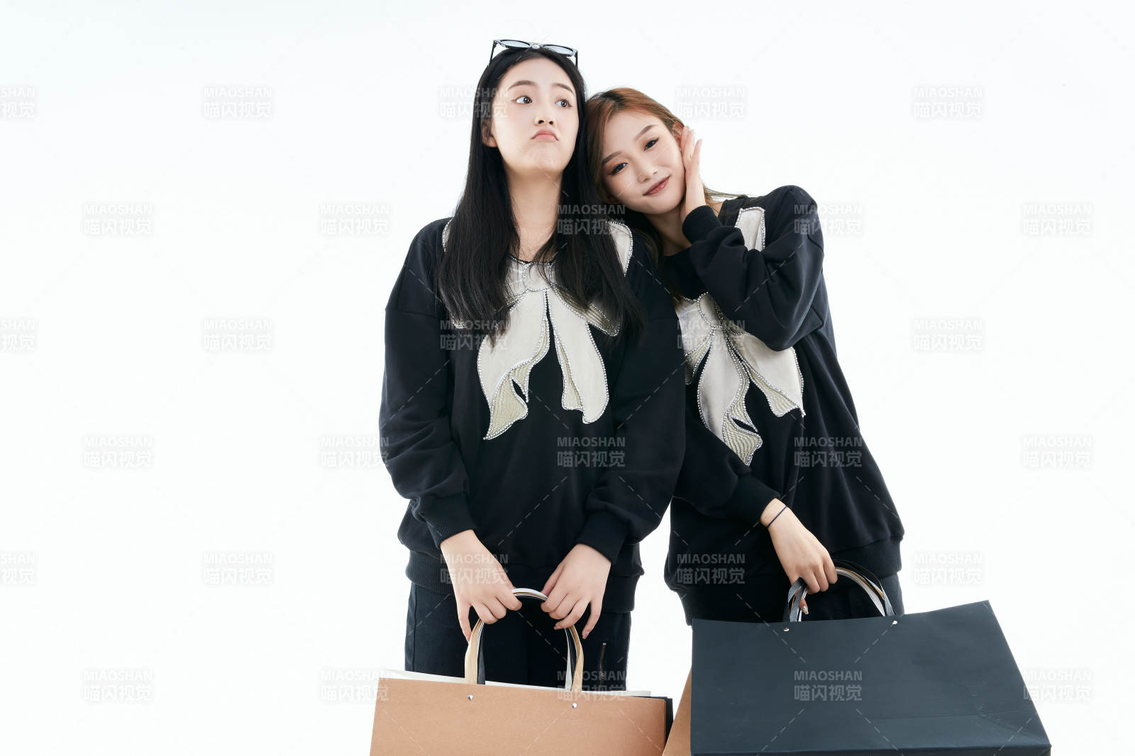 白色背景下手提购物袋时尚美丽的闺蜜图片